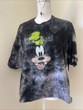 Gildan / Disney Black Tie-Dye Goofy Graphic Crop Top with Neon Green Hat